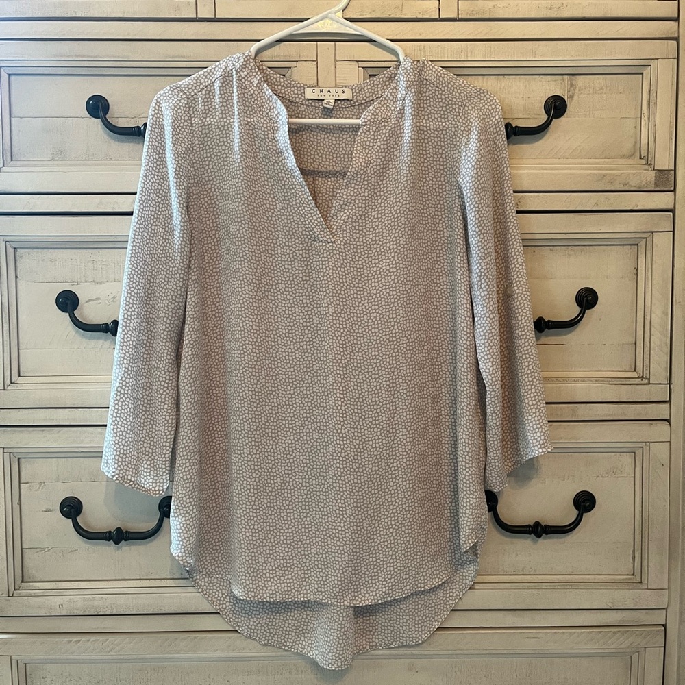 CHAUS New York White & Beige Patterned Women's Blouse with button sleeve detail